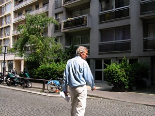Il n'y a pas d'ordinateur disponible à l'étage. Nous traversons la rue