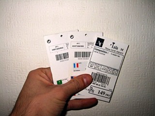 Des étiquettes de vêtements
