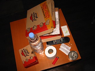 Nous nous faisons livrer une pizza