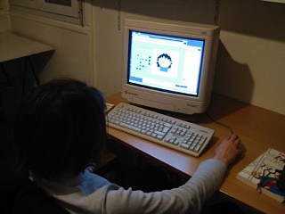 Sabine s'amuse sur Internet