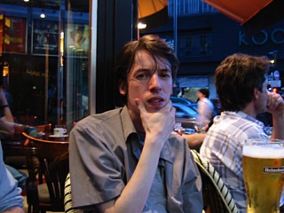 Nous buvons un verre en sortant