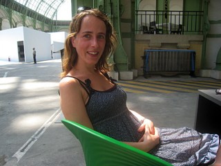 Je discute avec Cécile. Elle est enceinte et va se marier