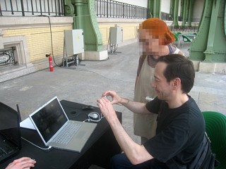 L'installation n'est toujours pas opérationnelle, je leur montre mon travail sur mon ordinateur