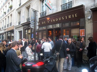 J'arrive au Petit Café de l'Industrie