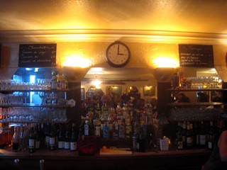 Je vais au bar commander à boire