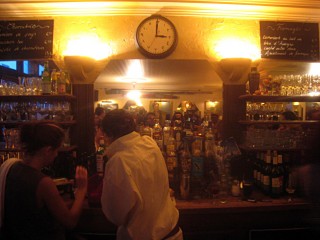 Je vais au bar commander à boire
