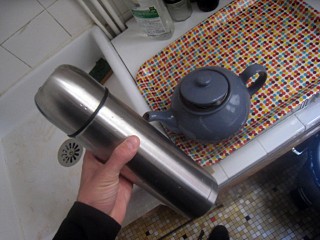 Je prépare du thé que j'emporte dans mon thermos