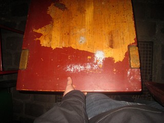 Je l'aide à porter une table trouvée sur le trottoir