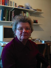 Mne Simon, la mère de Josiane (ma belle mère). Elle vient voir les photos que j'ai faites à Noël