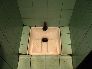 Je vais aux toilettes