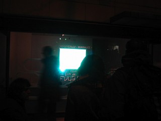 Une projection a lieu dans la rue