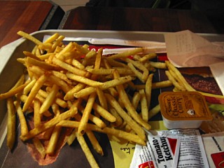 Je retrouve Sabine. Nous mangeons au Mac Do