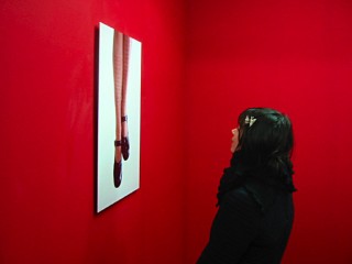 Eva devant une oeuvre