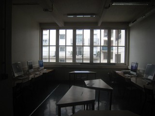 Je suis en avance, la salle de classe est encore vide