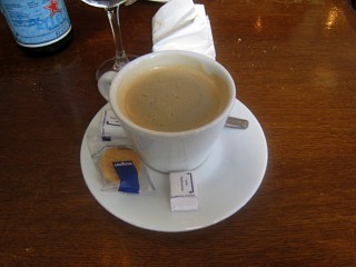 Je bois un café