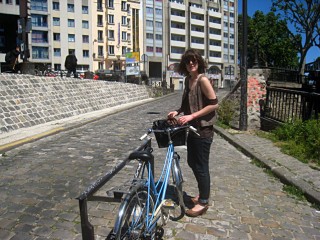 Elle gare son vélo