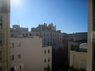 Je regarde à la fenêtre