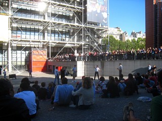 Je patiente en regardant un spectacle comique sur le parvis