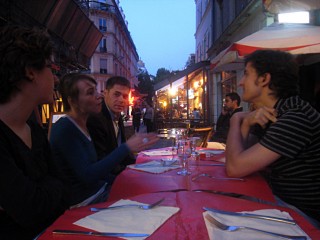 Nous nous installons à la terrasse d'un restaurant