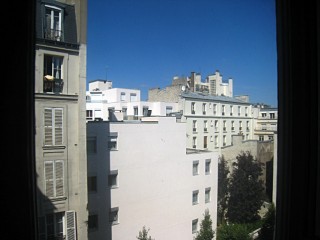 Je regarde à la fenêtre