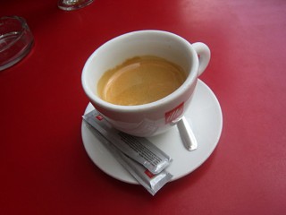 Je bois un café