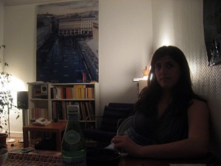 Nous finissons la soirée à discuter chez moi