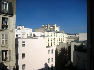 Je regarde à la fenêtre