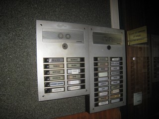 Je sonne à l'interphone