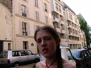 Justine m'accompagne acheter du coca
