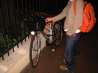Je leur montre mon vélo