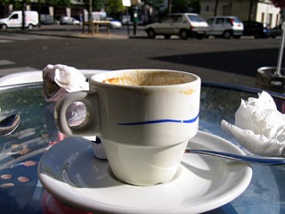 Nous buvons un café en terrasse