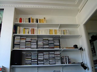 Jeudi matin. Je regarde mes nouvelles étagères
