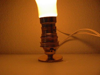 Je fixe des ampoules sur les étagères