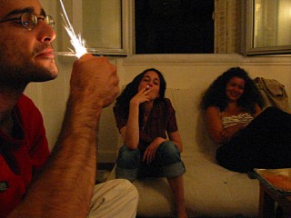 Christopher allume une cigarette