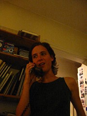 E B au téléphone avec Mohini