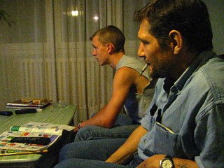 Thierry et Patrick devant la télé