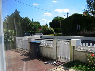 Je regarde à la fenêtre