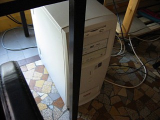 Je retourne au bureau de Patrick. J'installe une machine pour pouvoir travailler