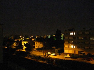 Je regarde à la fenêtre