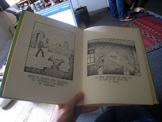 Il me montre une bande dessinée