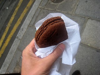 Je mange un macaron