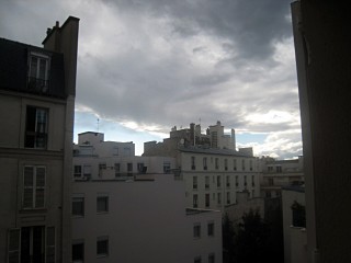 Je regarde à la fenêtre