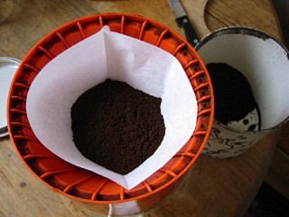 Je mets du café dans un filtre
