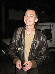Un monsieur qui travaille à Mains d'Oeuvres