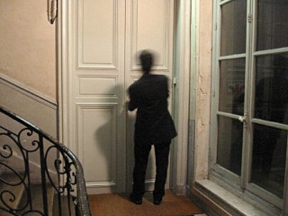 Nicholas ferme la porte