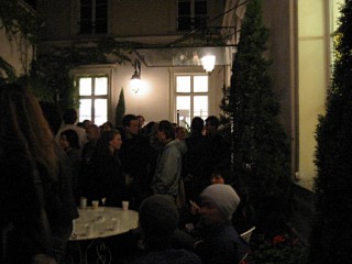 Je retourne prendre à boire au bar