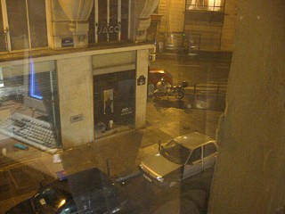 Je regarde à la fenêtre