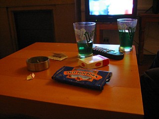Nous fumons et buvons de la menthe à l'eau devant le match de foot