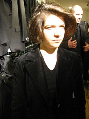 Sabine essaye une veste