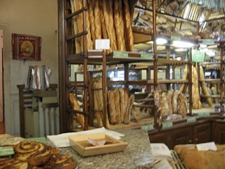 Nous allons dans une boulangerie acheter des sandwichs